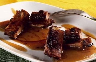 Costillas de cerdo con chancaca y kion